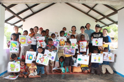 Volunteers with sri lankan children