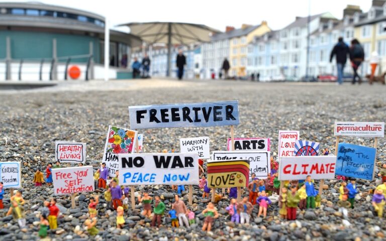 Utopias Against War: Call for trainer