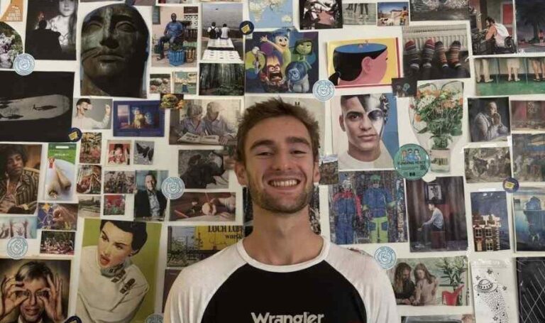 Léo smiling